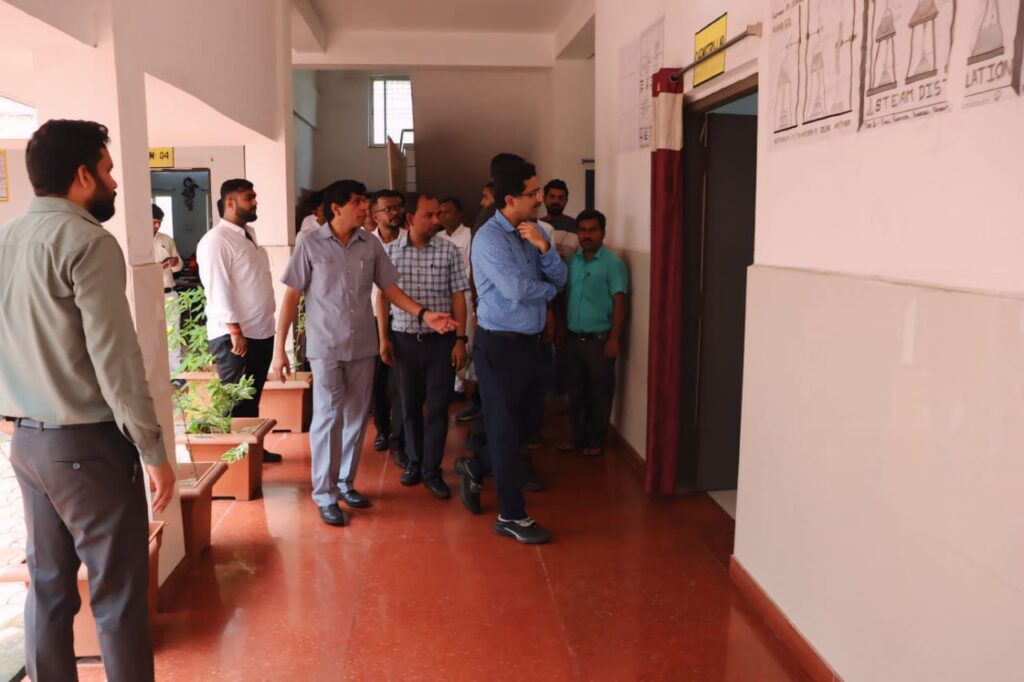 व्यवस्थाओं पर भारी नाराजगी- शक्ति जिले के एकलव्य आदर्श आवासीय विद्यालय की साफ सफाई एवं पेयजल की अव्यवस्था से नाराज हुए छत्तीसगढ़ शासन के प्रमुख सोनमणि बोरा, अधीनस्थ अधिकारियों को दिए व्यवस्था में तत्काल सुधार लाने के निर्देश व्यवस्थाओं पर भारी नाराजगी- शक्ति जिले के एकलव्य आदर्श आवासीय विद्यालय की साफ सफाई एवं पेयजल की अव्यवस्था से नाराज हुए छत्तीसगढ़ शासन के प्रमुख सोनमणि बोरा, अधीनस्थ अधिकारियों को दिए व्यवस्था में तत्काल सुधार लाने के निर्देश kshititech