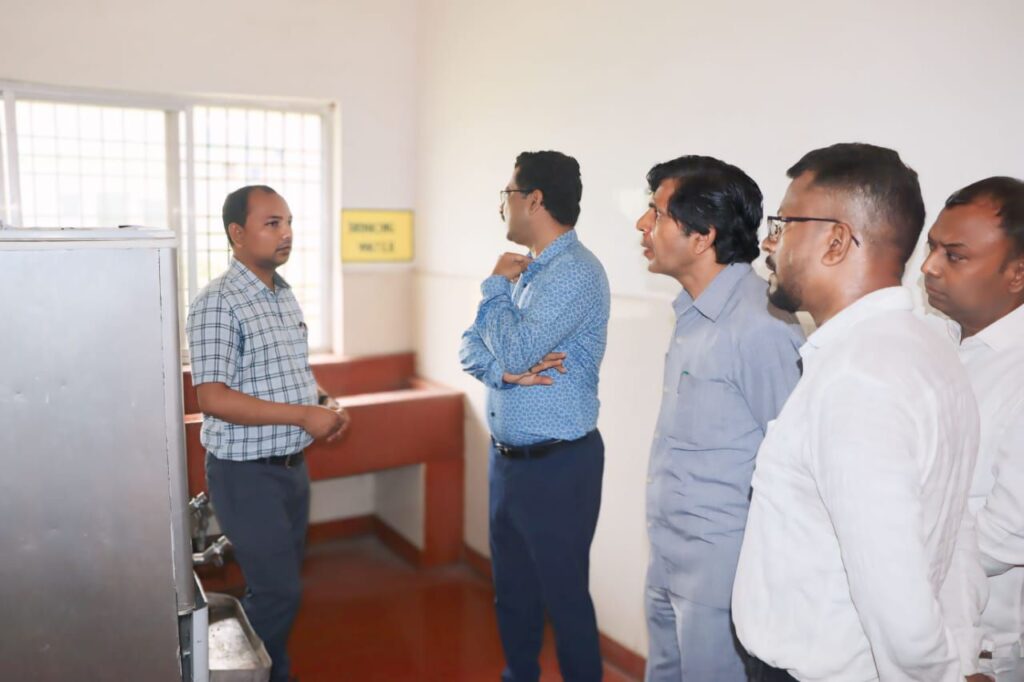व्यवस्थाओं पर भारी नाराजगी- शक्ति जिले के एकलव्य आदर्श आवासीय विद्यालय की साफ सफाई एवं पेयजल की अव्यवस्था से नाराज हुए छत्तीसगढ़ शासन के प्रमुख सोनमणि बोरा, अधीनस्थ अधिकारियों को दिए व्यवस्था में तत्काल सुधार लाने के निर्देश व्यवस्थाओं पर भारी नाराजगी- शक्ति जिले के एकलव्य आदर्श आवासीय विद्यालय की साफ सफाई एवं पेयजल की अव्यवस्था से नाराज हुए छत्तीसगढ़ शासन के प्रमुख सोनमणि बोरा, अधीनस्थ अधिकारियों को दिए व्यवस्था में तत्काल सुधार लाने के निर्देश kshititech