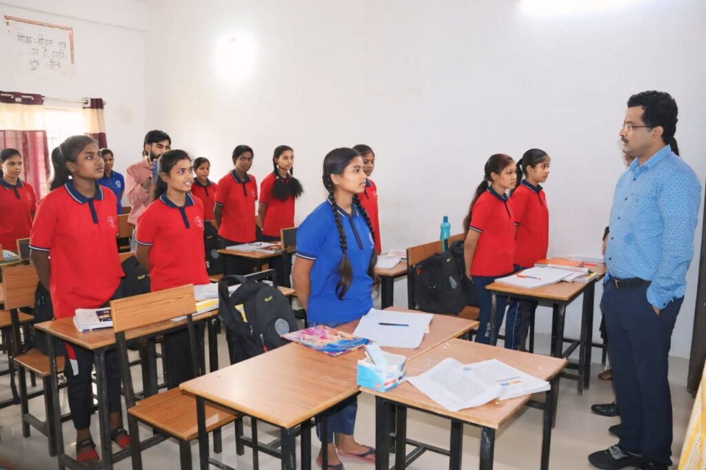 व्यवस्थाओं पर भारी नाराजगी- शक्ति जिले के एकलव्य आदर्श आवासीय विद्यालय की साफ सफाई एवं पेयजल की अव्यवस्था से नाराज हुए छत्तीसगढ़ शासन के प्रमुख सोनमणि बोरा, अधीनस्थ अधिकारियों को दिए व्यवस्था में तत्काल सुधार लाने के निर्देश व्यवस्थाओं पर भारी नाराजगी- शक्ति जिले के एकलव्य आदर्श आवासीय विद्यालय की साफ सफाई एवं पेयजल की अव्यवस्था से नाराज हुए छत्तीसगढ़ शासन के प्रमुख सोनमणि बोरा, अधीनस्थ अधिकारियों को दिए व्यवस्था में तत्काल सुधार लाने के निर्देश kshititech
