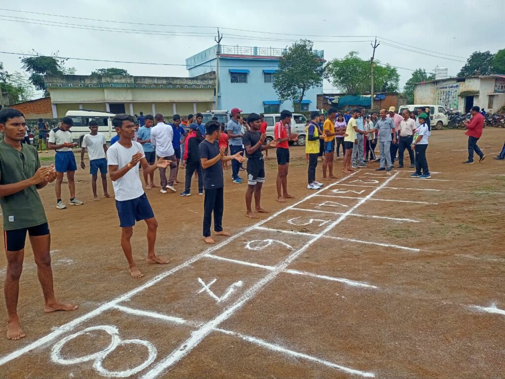 खेलों को लेकर स्कूल शिक्षा विभाग का आयोजन- मालखरौदा के दशहरा मैदान में आयोजित की गई जिला स्तरीय शालेय एथलेटिक्स प्रतियोगिता, जिला शिक्षा विभाग ने किया था कार्यक्रम का आयोजन, जिला शिक्षा अधिकारी एन के चंद्रा ने कहा- ऐसे आयोजनों से खिलाड़ियों को प्रदेश एवं राष्ट्रीय स्तर पर भी प्रदर्शन करने का मिलता है मौका खेलों को लेकर स्कूल शिक्षा विभाग का आयोजन- मालखरौदा के दशहरा मैदान में आयोजित की गई जिला स्तरीय शालेय एथलेटिक्स प्रतियोगिता, जिला शिक्षा विभाग ने किया था कार्यक्रम का आयोजन, जिला शिक्षा अधिकारी एन के चंद्रा ने कहा- ऐसे आयोजनों से खिलाड़ियों को प्रदेश एवं राष्ट्रीय स्तर पर भी प्रदर्शन करने का मिलता है मौका kshititech