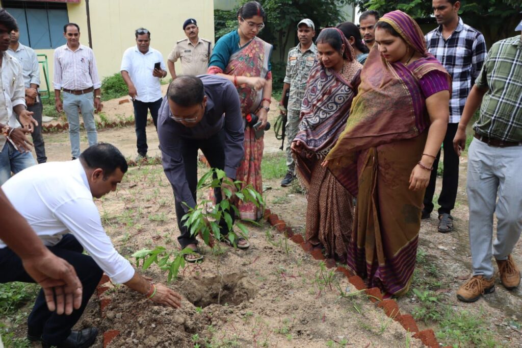 घर बैठे समस्याओं का निराकरण- शक्ति जिले में संपन्न हुआ जिला स्तरीय जन समस्या निवारण शिविर-IAS कलेक्टर अमृत विकास तोपनो के निर्देशन में सरकारी विभागों के अधिकारी- कर्मचारियों ने सुनी आम जनों की समस्याएं, नागरिकों ने कहा- ऐसे शिविरों से हो रही उनकी समस्याओं का त्वरित निराकरण घर बैठे समस्याओं का निराकरण- शक्ति जिले में संपन्न हुआ जिला स्तरीय जन समस्या निवारण शिविर-IAS कलेक्टर अमृत विकास तोपनो के निर्देशन में सरकारी विभागों के अधिकारी- कर्मचारियों ने सुनी आम जनों की समस्याएं, नागरिकों ने कहा- ऐसे शिविरों से हो रही उनकी समस्याओं का त्वरित निराकरण kshititech