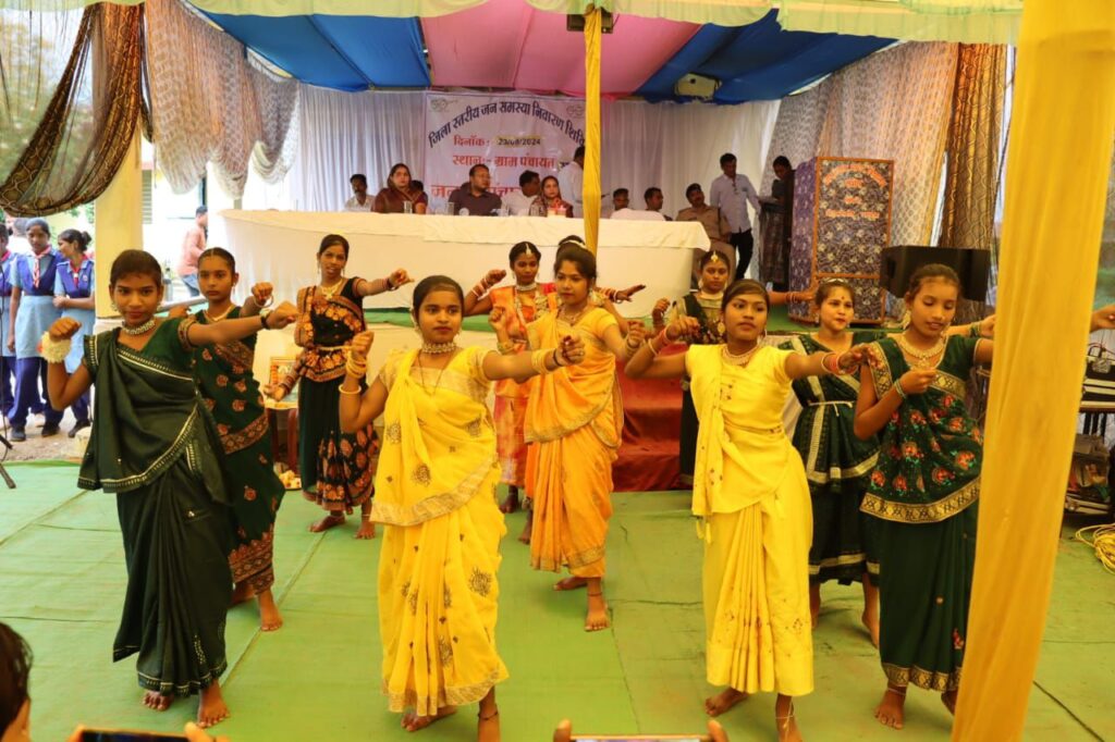 घर बैठे समस्याओं का निराकरण- शक्ति जिले में संपन्न हुआ जिला स्तरीय जन समस्या निवारण शिविर-IAS कलेक्टर अमृत विकास तोपनो के निर्देशन में सरकारी विभागों के अधिकारी- कर्मचारियों ने सुनी आम जनों की समस्याएं, नागरिकों ने कहा- ऐसे शिविरों से हो रही उनकी समस्याओं का त्वरित निराकरण घर बैठे समस्याओं का निराकरण- शक्ति जिले में संपन्न हुआ जिला स्तरीय जन समस्या निवारण शिविर-IAS कलेक्टर अमृत विकास तोपनो के निर्देशन में सरकारी विभागों के अधिकारी- कर्मचारियों ने सुनी आम जनों की समस्याएं, नागरिकों ने कहा- ऐसे शिविरों से हो रही उनकी समस्याओं का त्वरित निराकरण kshititech