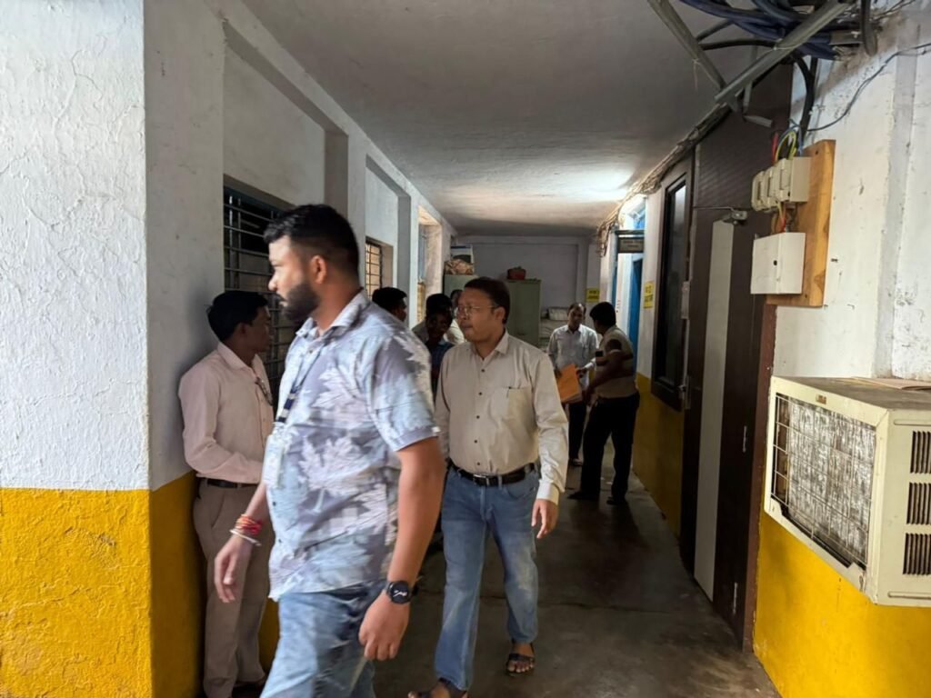 शक्ति शहर में हो रहे निर्माण कार्यों को लेकर कलेक्टर की भारी नाराजगी, सीएमओ के साथ किया विकास कार्यों का निरीक्षण, कहां गुणवत्ता पूर्वक समय पर हो काम, जनपद कार्यालय शक्ति में भी पहुंचे कलेक्टर साहब, स्वच्छता का ध्यान रखने के लिए निर्देश, शक्ति जिले में आकस्मिक मृत्यु पर दी गई सहायता राशि, शहर के अनेकों निर्माण कार्यों में भुगतान नहीं मिलने से ठेकेदारों ने ही बंद कर दिया है काम शक्ति शहर में हो रहे निर्माण कार्यों को लेकर कलेक्टर की भारी नाराजगी, सीएमओ के साथ किया विकास कार्यों का निरीक्षण, कहां गुणवत्ता पूर्वक समय पर हो काम, जनपद कार्यालय शक्ति में भी पहुंचे कलेक्टर साहब, स्वच्छता का ध्यान रखने के लिए निर्देश, शक्ति जिले में आकस्मिक मृत्यु पर दी गई सहायता राशि, शहर के अनेकों निर्माण कार्यों में भुगतान नहीं मिलने से ठेकेदारों ने ही बंद कर दिया है काम kshititech