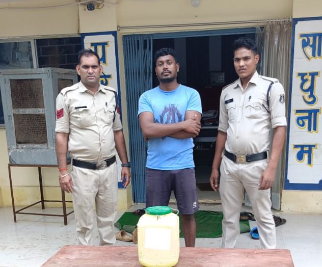 नशे के खिलाफ डभरा पुलिस की कार्रवाई, अवैध महुआ शराब करी जब्त, आरोपी गिरफ्तार, अकेले जुलाई महीने में ही डभरा थाने में दर्ज हुए अवैध महुआ शराब के भारी मामले नशे के खिलाफ डभरा पुलिस की कार्रवाई, अवैध महुआ शराब करी जब्त, आरोपी गिरफ्तार, अकेले जुलाई महीने में ही डभरा थाने में दर्ज हुए अवैध महुआ शराब के भारी मामले kshititech