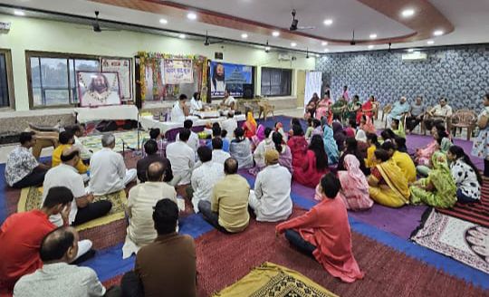 भोलेनाथ की आराधना में आर्ट ऑफ लिविंग परिवार- नैला जांजगीर के आर्ट ऑफ लिविंग परिवार द्वारा श्रावणी मास पर किया गया रुद्राभिषेक कार्यक्रम का आयोजन, मुख्य आश्रम बेंगलुरु से पहुंची साध्वी मां मुक्ति जी ने कराई पूजा, सत्संग एवं भक्ति का मार्ग दिखाते है श्री श्री रविशंकर जी महाराज भोलेनाथ की आराधना में आर्ट ऑफ लिविंग परिवार- नैला जांजगीर के आर्ट ऑफ लिविंग परिवार द्वारा श्रावणी मास पर किया गया रुद्राभिषेक कार्यक्रम का आयोजन, मुख्य आश्रम बेंगलुरु से पहुंची साध्वी मां मुक्ति जी ने कराई पूजा, सत्संग एवं भक्ति का मार्ग दिखाते है श्री श्री रविशंकर जी महाराज kshititech