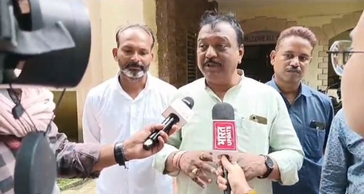 राजधानी की निर्माणधींन बेतरतीब चौपाटी को लेकर जनसेवक कन्हैया अग्रवाल ने जन दर्शन में दिया ज्ञापन,दानी स्कूल मार्ग में चौपाटी का विरोध का हो रहा विरोध,कन्हैया अग्रवाल ने कहा- शहर की विभिन्न कालोनियां बारिश में हो रही जलमग्न,जलभराव रोकने नाले का हो शीघ निर्माण kshititech