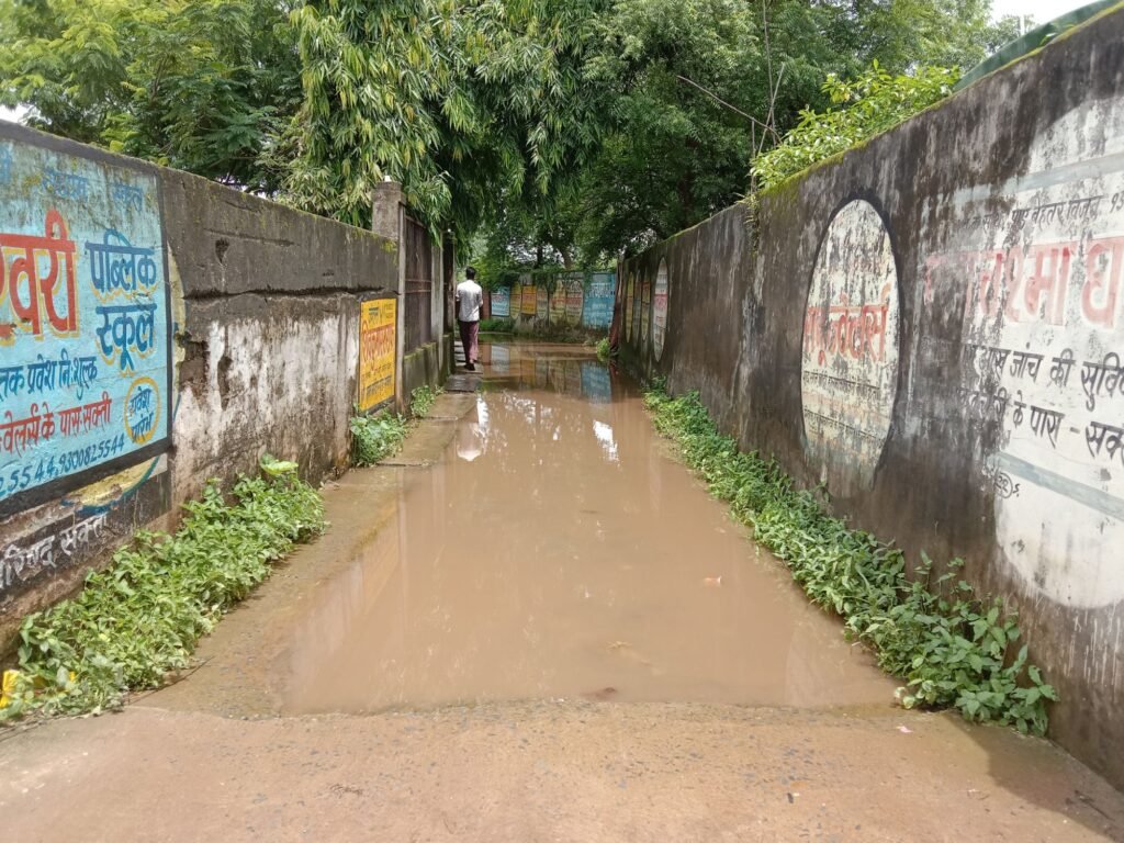 शहर का रास्ता बना तालाब-पानी निकास के आभाव में जलमग्न हो गई है नगर पालिका शक्ति की डॉक्टर श्यामा प्रसाद मुखर्जी पुष्प वाटिका, मुख्य रास्ते पर हुआ पानी का जमाव, तालाब बन चुके रास्ते से तैरकर पार कर रहे स्कूली बच्चों एवं मोहल्ले वासी, मोहल्ले वासियों ने करी त्वरित निराकरण करने की मांग kshititech