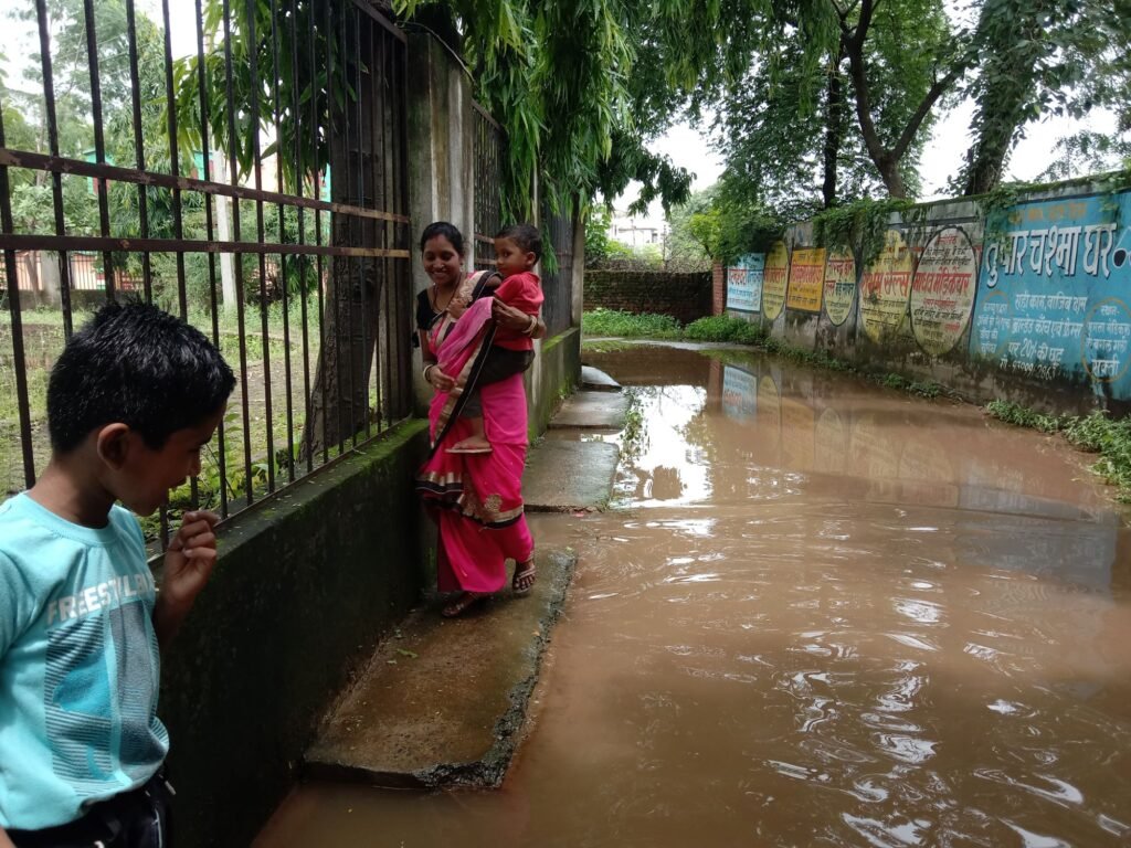 शहर का रास्ता बना तालाब-पानी निकास के आभाव में जलमग्न हो गई है नगर पालिका शक्ति की डॉक्टर श्यामा प्रसाद मुखर्जी पुष्प वाटिका, मुख्य रास्ते पर हुआ पानी का जमाव, तालाब बन चुके रास्ते से तैरकर पार कर रहे स्कूली बच्चों एवं मोहल्ले वासी, मोहल्ले वासियों ने करी त्वरित निराकरण करने की मांग kshititech