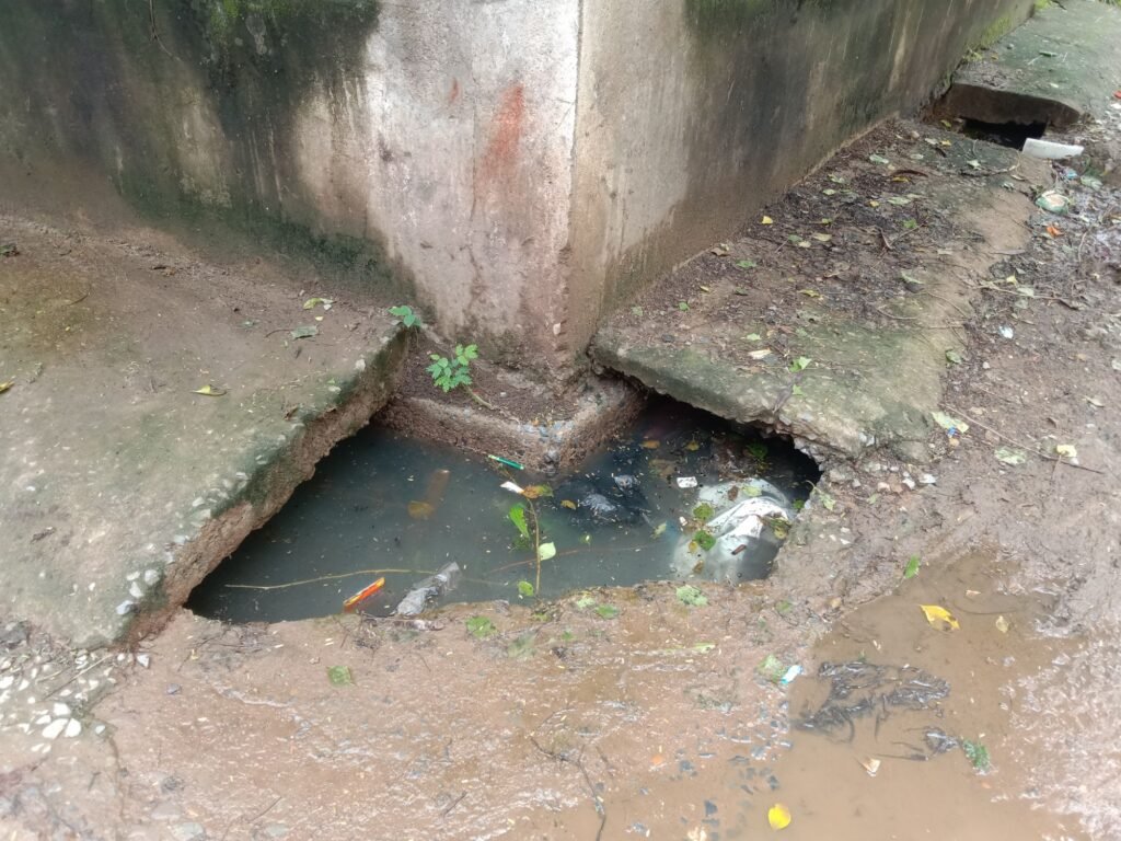 शहर का रास्ता बना तालाब-पानी निकास के आभाव में जलमग्न हो गई है नगर पालिका शक्ति की डॉक्टर श्यामा प्रसाद मुखर्जी पुष्प वाटिका, मुख्य रास्ते पर हुआ पानी का जमाव, तालाब बन चुके रास्ते से तैरकर पार कर रहे स्कूली बच्चों एवं मोहल्ले वासी, मोहल्ले वासियों ने करी त्वरित निराकरण करने की मांग kshititech