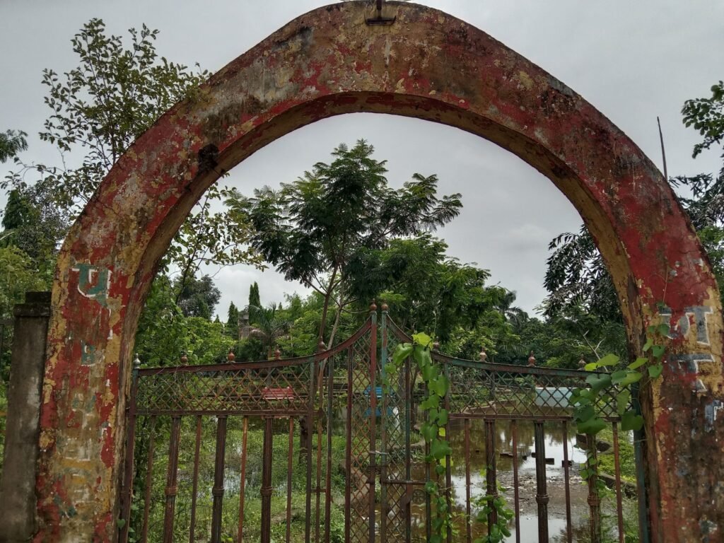 शहर का रास्ता बना तालाब-पानी निकास के आभाव में जलमग्न हो गई है नगर पालिका शक्ति की डॉक्टर श्यामा प्रसाद मुखर्जी पुष्प वाटिका, मुख्य रास्ते पर हुआ पानी का जमाव, तालाब बन चुके रास्ते से तैरकर पार कर रहे स्कूली बच्चों एवं मोहल्ले वासी, मोहल्ले वासियों ने करी त्वरित निराकरण करने की मांग kshititech