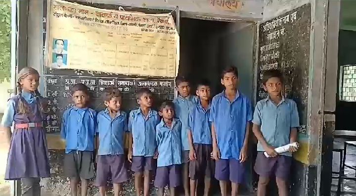 सख्त हुआ शिक्षा विभाग-शिक्षकों की मनमानी पर नकेल कस रहा शिक्षा विभाग- शक्ति विकासखंड के वन ग्राम रेनखोल में पहुंचे जिला शिक्षा अधिकारी ने शिक्षकों की अनुपस्थिति पर प्रधान पाठक एवं विकासखंड शिक्षा अधिकारी को जारी किया कारण बताओ नोटिस,DEO चंद्रा ने कहा- जिले में शिक्षा के प्रति लापरवाह शिक्षकों के खिलाफ होगी सख्त कार्रवाई सख्त हुआ शिक्षा विभाग-शिक्षकों की मनमानी पर नकेल कस रहा शिक्षा विभाग- शक्ति विकासखंड के वन ग्राम रेनखोल में पहुंचे जिला शिक्षा अधिकारी ने शिक्षकों की अनुपस्थिति पर प्रधान पाठक एवं विकासखंड शिक्षा अधिकारी को जारी किया कारण बताओ नोटिस,DEO चंद्रा ने कहा- जिले में शिक्षा के प्रति लापरवाह शिक्षकों के खिलाफ होगी सख्त कार्रवाई kshititech