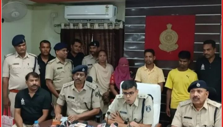 पुलिस की बड़ी सफलता-शक्ति के पेट्रोल पंप व्यवसायी से हुई लाखों रुपए की लूट के आरोपियों को कोरबा पुलिस ने किया गिरफ्तार,घटना को अंजाम देने में मास्टरमाइंड निकला सैलून संचालक, 5 अगस्त को कोरबा जिले में हुई थी लूट की घटना पुलिस की बड़ी सफलता-शक्ति के पेट्रोल पंप व्यवसायी से हुई लाखों रुपए की लूट के आरोपियों को कोरबा पुलिस ने किया गिरफ्तार,घटना को अंजाम देने में मास्टरमाइंड निकला सैलून संचालक, 5 अगस्त को कोरबा जिले में हुई थी लूट की घटना kshititech