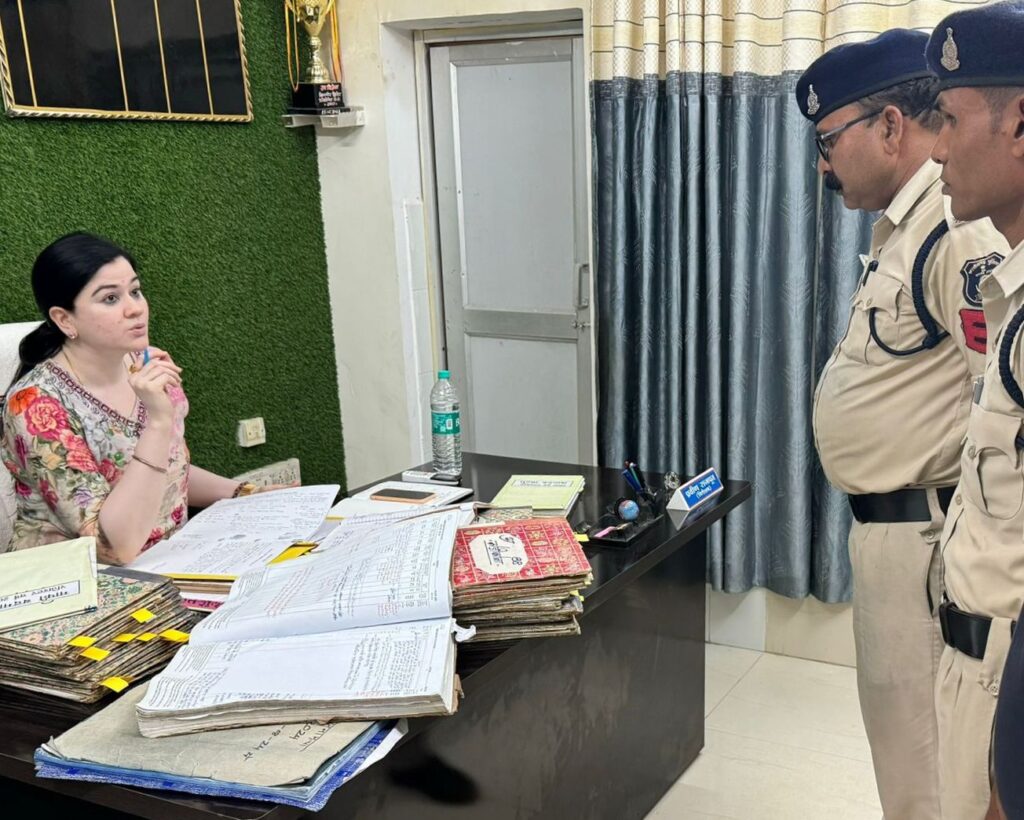 SP अंकिता का विजिट-शक्ति जिले की पुलिस मुखिया औचक निरीक्षण में पहुंची थाना डभरा,डभरा थाने की व्यवस्थाओं से संतुष्ट हुई SP अंकिता शर्मा, थाना के कर्मचारियों से भी चर्चा की एसपी मैडम ने, व्यवस्थाओं को और बेहतर बनाने TI राजपूत को दिए निर्देश SP अंकिता का विजिट-शक्ति जिले की पुलिस मुखिया औचक निरीक्षण में पहुंची थाना डभरा,डभरा थाने की व्यवस्थाओं से संतुष्ट हुई SP अंकिता शर्मा, थाना के कर्मचारियों से भी चर्चा की एसपी मैडम ने, व्यवस्थाओं को और बेहतर बनाने TI राजपूत को दिए निर्देश kshititech