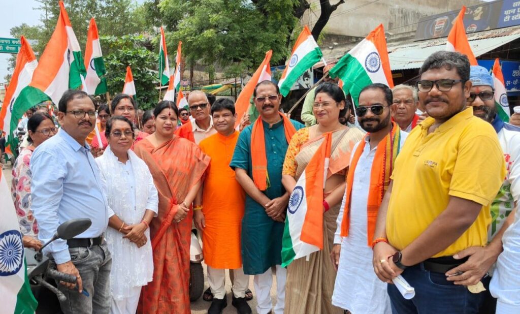 भाजपा शक्ति ने निकाली तिरंगा बाइक रैली यात्रा, सांसद कमलेश जांगडे, जिला अध्यक्ष चंद्रा एवं पूर्व विधायक खिलावन साहू रहे मौजूद, पूर्व विधायक खिलावन ने कहा मोदी जी ने पूरे देश में राष्ट्र प्रेम की भावना जागृत करने हर घर तिरंगा कार्यक्रम के माध्यम से की है पहल, भारत माता के जयकारों से गूंज उठा सकती शहर भाजपा शक्ति ने निकाली तिरंगा बाइक रैली यात्रा, सांसद कमलेश जांगडे, जिला अध्यक्ष चंद्रा एवं पूर्व विधायक खिलावन साहू रहे मौजूद, पूर्व विधायक खिलावन ने कहा मोदी जी ने पूरे देश में राष्ट्र प्रेम की भावना जागृत करने हर घर तिरंगा कार्यक्रम के माध्यम से की है पहल, भारत माता के जयकारों से गूंज उठा सकती शहर kshititech