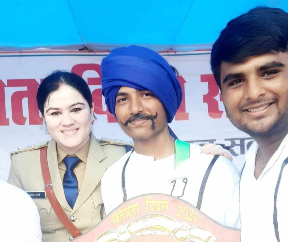 शक्ति के साहिल गबेल ने स्वतंत्रता दिवस के मुख्य समारोह में शहीद भगत सिंह का किया अभिनय,एसपी मैडम ने भी सराहा साहिल की प्रस्तुति को, शक्ति के राकेश एवं संगीता गबेल के सुपुत्र हैं साहिल,साहिल की पीठ थपथपाई SP मैडम ने kshititech