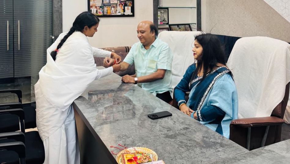 ब्रह्मकुमारी की बहनों ने पूर्व नगर पालिका अध्यक्ष गेवाडीन को बांधी राखियां,नरेश-रीना ने दी रक्षाबंधन की बधाई ब्रह्मकुमारी की बहनों ने पूर्व नगर पालिका अध्यक्ष गेवाडीन को बांधी राखियां,नरेश-रीना ने दी रक्षाबंधन की बधाई kshititech