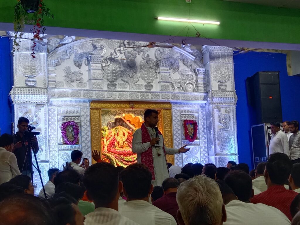 खाटू वाले का अद्भुत दरबार- शक्ति शहर की हटरी धर्मशाला में सजा बाबा श्याम का दरबार- कोलकाता के भजन गायको ने बांधा समा,झूम उठे श्याम प्रेमी, पूरा शहर गूंज उठा बाबा श्याम के जयकारों से खाटू वाले का अद्भुत दरबार- शक्ति शहर की हटरी धर्मशाला में सजा बाबा श्याम का दरबार- कोलकाता के भजन गायको ने बांधा समा,झूम उठे श्याम प्रेमी, पूरा शहर गूंज उठा बाबा श्याम के जयकारों से kshititech