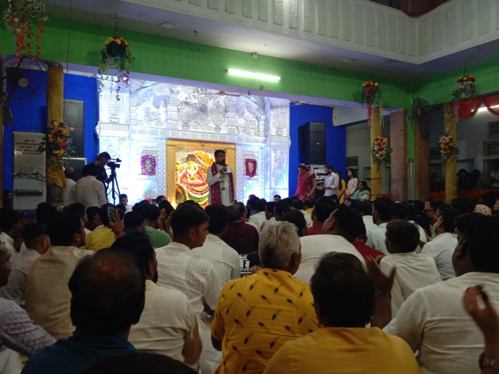 खाटू वाले का अद्भुत दरबार- शक्ति शहर की हटरी धर्मशाला में सजा बाबा श्याम का दरबार- कोलकाता के भजन गायको ने बांधा समा,झूम उठे श्याम प्रेमी, पूरा शहर गूंज उठा बाबा श्याम के जयकारों से खाटू वाले का अद्भुत दरबार- शक्ति शहर की हटरी धर्मशाला में सजा बाबा श्याम का दरबार- कोलकाता के भजन गायको ने बांधा समा,झूम उठे श्याम प्रेमी, पूरा शहर गूंज उठा बाबा श्याम के जयकारों से kshititech