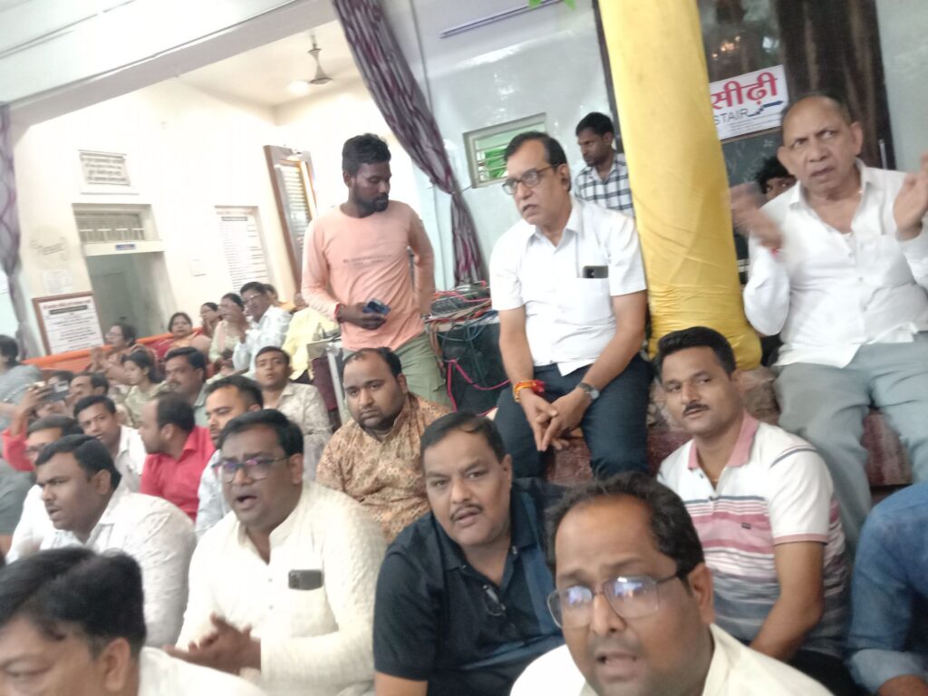 खाटू वाले का अद्भुत दरबार- शक्ति शहर की हटरी धर्मशाला में सजा बाबा श्याम का दरबार- कोलकाता के भजन गायको ने बांधा समा,झूम उठे श्याम प्रेमी, पूरा शहर गूंज उठा बाबा श्याम के जयकारों से खाटू वाले का अद्भुत दरबार- शक्ति शहर की हटरी धर्मशाला में सजा बाबा श्याम का दरबार- कोलकाता के भजन गायको ने बांधा समा,झूम उठे श्याम प्रेमी, पूरा शहर गूंज उठा बाबा श्याम के जयकारों से kshititech