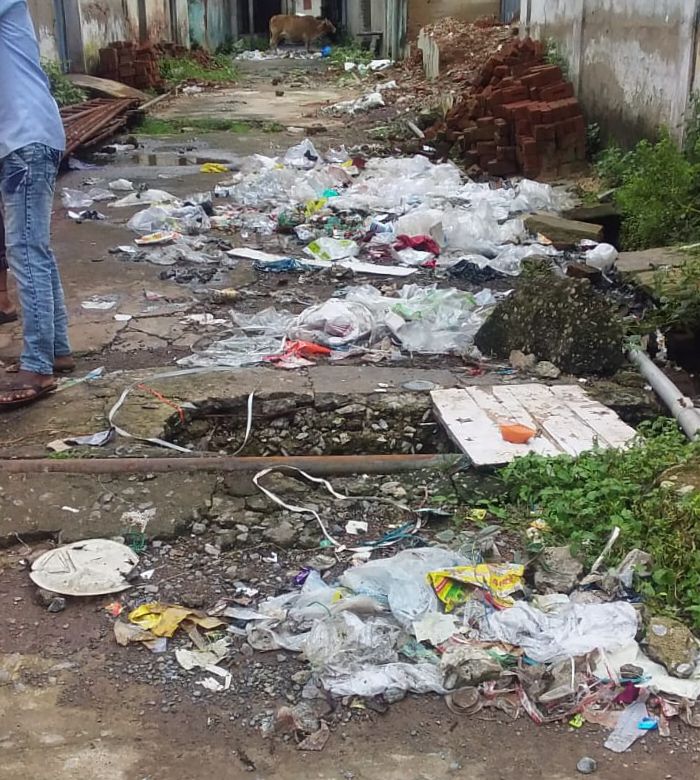 शक्ति के बुधवारी बाजार ममता मेडिकल गली में नाली का ढक्कन टूटने से परेशान है मोहल्ले वासी, कचरे का भी लग रहा ढेर, मोहल्ले वासियों ने कहा- नालियों में भी बारिश को देखते हुए ब्लीचिंग पाउडर एवं दवाइयो का हो नियमित छिड़काव शक्ति के बुधवारी बाजार ममता मेडिकल गली में नाली का ढक्कन टूटने से परेशान है मोहल्ले वासी, कचरे का भी लग रहा ढेर, मोहल्ले वासियों ने कहा- नालियों में भी बारिश को देखते हुए ब्लीचिंग पाउडर एवं दवाइयो का हो नियमित छिड़काव kshititech