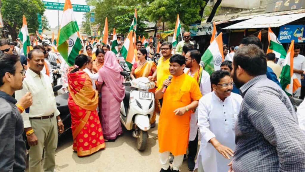 भाजपा शक्ति ने निकाली तिरंगा बाइक रैली यात्रा, सांसद कमलेश जांगडे, जिला अध्यक्ष चंद्रा एवं पूर्व विधायक खिलावन साहू रहे मौजूद, पूर्व विधायक खिलावन ने कहा मोदी जी ने पूरे देश में राष्ट्र प्रेम की भावना जागृत करने हर घर तिरंगा कार्यक्रम के माध्यम से की है पहल, भारत माता के जयकारों से गूंज उठा सकती शहर भाजपा शक्ति ने निकाली तिरंगा बाइक रैली यात्रा, सांसद कमलेश जांगडे, जिला अध्यक्ष चंद्रा एवं पूर्व विधायक खिलावन साहू रहे मौजूद, पूर्व विधायक खिलावन ने कहा मोदी जी ने पूरे देश में राष्ट्र प्रेम की भावना जागृत करने हर घर तिरंगा कार्यक्रम के माध्यम से की है पहल, भारत माता के जयकारों से गूंज उठा सकती शहर kshititech