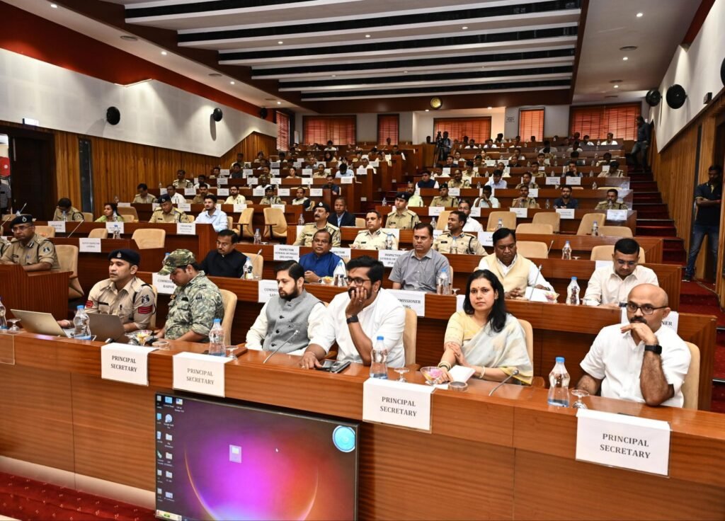 विष्णु की कलेक्टरों को दो टूक-स्कूलों के निर्माण में गुणवत्ता को लेकर कोई समझौता नहीं, गड़बड़ी करने वालों को भेजें जेल, सीएम ने कहा- अधिकारी संयम में रहे, दुर्व्यवहार की घटनाओं पर होगी कड़ी कार्रवाई, पुलिस अधिकारियों को भी हत्या- डकैती के मामलों में 6 महीने के अंदर मामलों के निराकरण के दिए निर्देश, रायपुर में चल रही है कलेक्टर-एसपी कॉन्फ्रेंस, राजस्व विभाग के कार्यों पर भी मुख्यमंत्री की कड़ी नाराजगी विष्णु की कलेक्टरों को दो टूक-स्कूलों के निर्माण में गुणवत्ता को लेकर कोई समझौता नहीं, गड़बड़ी करने वालों को भेजें जेल, सीएम ने कहा- अधिकारी संयम में रहे, दुर्व्यवहार की घटनाओं पर होगी कड़ी कार्रवाई, पुलिस अधिकारियों को भी हत्या- डकैती के मामलों में 6 महीने के अंदर मामलों के निराकरण के दिए निर्देश, रायपुर में चल रही है कलेक्टर-एसपी कॉन्फ्रेंस, राजस्व विभाग के कार्यों पर भी मुख्यमंत्री की कड़ी नाराजगी kshititech