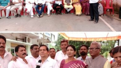 कांग्रेसियों ने घेरा भाजपा सरकार को- शक्ति जिले के कांग्रेसियों ने किया भाजपा सरकार की सीमेंट मूल्य वृद्धि एवं महंगाई के विरोध में धरना प्रदर्शन, जिला अध्यक्ष त्रिलोकंचद जायसवाल ने कहा- राज्य सरकार मनमानी ढंग से कर रही है मूल्य वृद्धि, कांग्रेस नेताओं ने कहा भाजपा के सांसद खुद कर रहे हैं मूल्य वृद्धि का विरोध kshititech