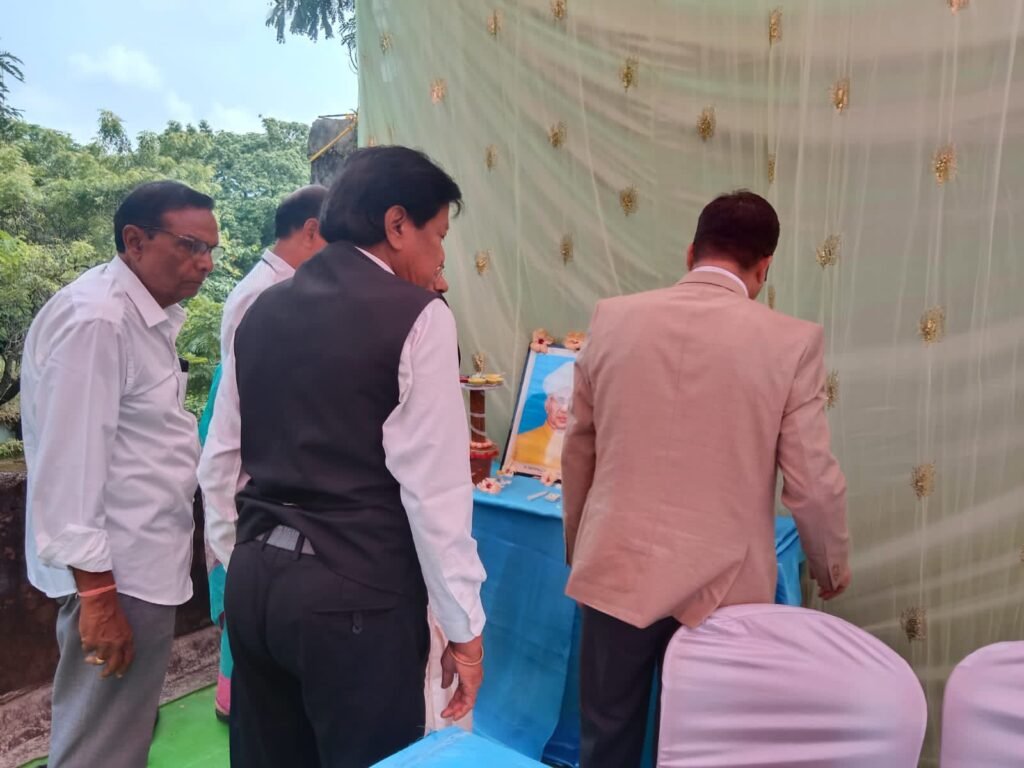 शक्ति के एम एल जैन इंग्लिश मीडियम स्कूल में हुआ शिक्षक दिवस सम्मान समारोह, विद्यालय के छात्र देवेंद्र पटेल ने दिया विद्यालय के लिए डेढ़ लाख रुपए का फर्नीचर,वरिष्ठ शिक्षकों का भी हुआ सम्मान,सकती के ADJ प्रशांत शिवहरे रहे मुख्य अतिथि शक्ति के एम एल जैन इंग्लिश मीडियम स्कूल में हुआ शिक्षक दिवस सम्मान समारोह, विद्यालय के छात्र देवेंद्र पटेल ने दिया विद्यालय के लिए डेढ़ लाख रुपए का फर्नीचर,वरिष्ठ शिक्षकों का भी हुआ सम्मान,सकती के ADJ प्रशांत शिवहरे रहे मुख्य अतिथि kshititech