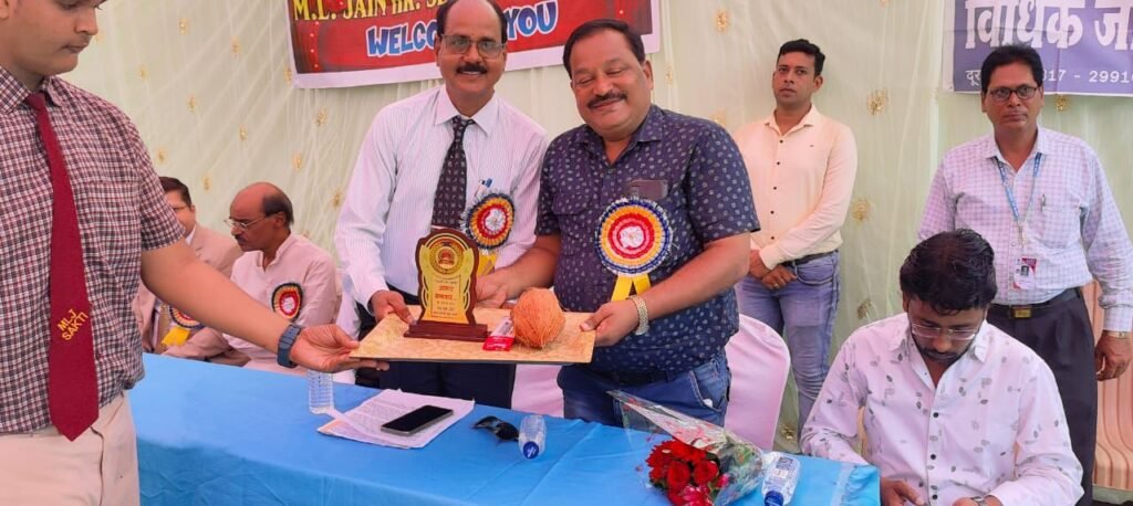 शक्ति के एम एल जैन इंग्लिश मीडियम स्कूल में हुआ शिक्षक दिवस सम्मान समारोह, विद्यालय के छात्र देवेंद्र पटेल ने दिया विद्यालय के लिए डेढ़ लाख रुपए का फर्नीचर,वरिष्ठ शिक्षकों का भी हुआ सम्मान,सकती के ADJ प्रशांत शिवहरे रहे मुख्य अतिथि शक्ति के एम एल जैन इंग्लिश मीडियम स्कूल में हुआ शिक्षक दिवस सम्मान समारोह, विद्यालय के छात्र देवेंद्र पटेल ने दिया विद्यालय के लिए डेढ़ लाख रुपए का फर्नीचर,वरिष्ठ शिक्षकों का भी हुआ सम्मान,सकती के ADJ प्रशांत शिवहरे रहे मुख्य अतिथि kshititech