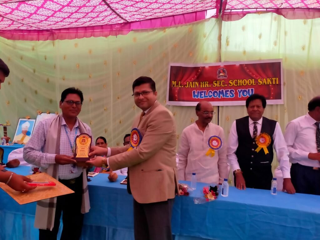 शक्ति के एम एल जैन इंग्लिश मीडियम स्कूल में हुआ शिक्षक दिवस सम्मान समारोह, विद्यालय के छात्र देवेंद्र पटेल ने दिया विद्यालय के लिए डेढ़ लाख रुपए का फर्नीचर,वरिष्ठ शिक्षकों का भी हुआ सम्मान,सकती के ADJ प्रशांत शिवहरे रहे मुख्य अतिथि शक्ति के एम एल जैन इंग्लिश मीडियम स्कूल में हुआ शिक्षक दिवस सम्मान समारोह, विद्यालय के छात्र देवेंद्र पटेल ने दिया विद्यालय के लिए डेढ़ लाख रुपए का फर्नीचर,वरिष्ठ शिक्षकों का भी हुआ सम्मान,सकती के ADJ प्रशांत शिवहरे रहे मुख्य अतिथि kshititech