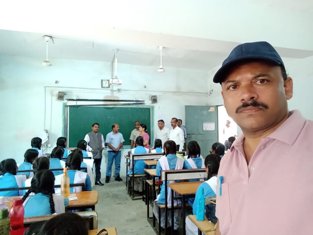 स्कूल का निरीक्षण कमिश्नर साहब द्वारा- संभागीय कमिश्नर महदेव कांवरे ने किया बाराद्वार के शासकीय कन्या स्कूल का आकस्मिक निरीक्षण,शिक्षा व्यवस्था से हुए अवगत, बच्चों को भी किया पुरुस्कृत स्कूल का निरीक्षण कमिश्नर साहब द्वारा- संभागीय कमिश्नर महदेव कांवरे ने किया बाराद्वार के शासकीय कन्या स्कूल का आकस्मिक निरीक्षण,शिक्षा व्यवस्था से हुए अवगत, बच्चों को भी किया पुरुस्कृत kshititech