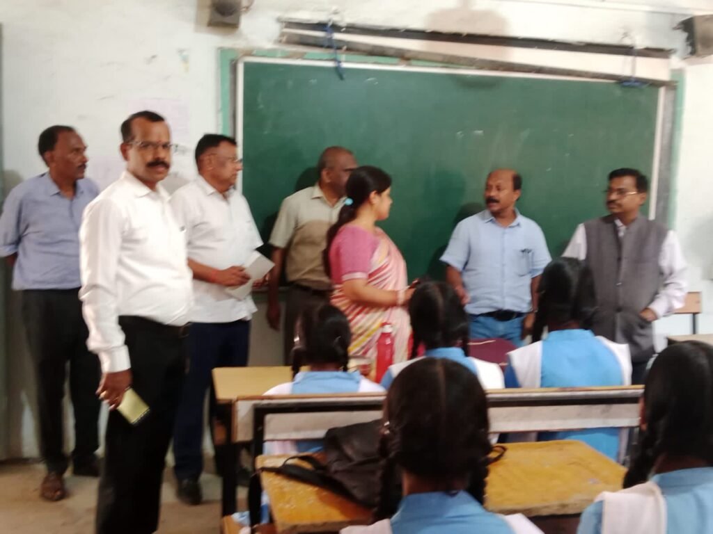 स्कूल का निरीक्षण कमिश्नर साहब द्वारा- संभागीय कमिश्नर महदेव कांवरे ने किया बाराद्वार के शासकीय कन्या स्कूल का आकस्मिक निरीक्षण,शिक्षा व्यवस्था से हुए अवगत, बच्चों को भी किया पुरुस्कृत स्कूल का निरीक्षण कमिश्नर साहब द्वारा- संभागीय कमिश्नर महदेव कांवरे ने किया बाराद्वार के शासकीय कन्या स्कूल का आकस्मिक निरीक्षण,शिक्षा व्यवस्था से हुए अवगत, बच्चों को भी किया पुरुस्कृत kshititech