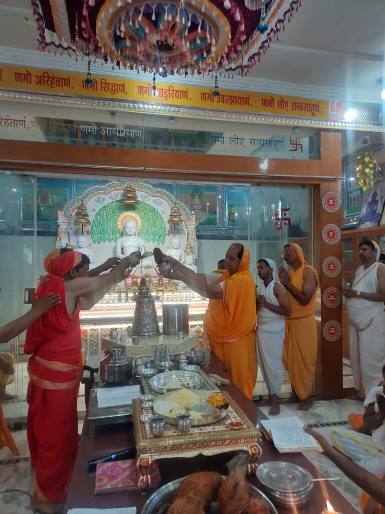 नैला जांजगीर के दिगंबर जैन मंदिर में हुआ पर्युषण पर्व पर विभिन्न आयोजन, जैन समाज के सभी वर्ग के लोगों ने पहुंचकर करी कार्यक्रम में सहभागिता, जैन समाज की 46 बंधुओ ने शुद्ध वस्त्र पहन कर किया अभिषेक नैला जांजगीर के दिगंबर जैन मंदिर में हुआ पर्युषण पर्व पर विभिन्न आयोजन, जैन समाज के सभी वर्ग के लोगों ने पहुंचकर करी कार्यक्रम में सहभागिता, जैन समाज की 46 बंधुओ ने शुद्ध वस्त्र पहन कर किया अभिषेक kshititech