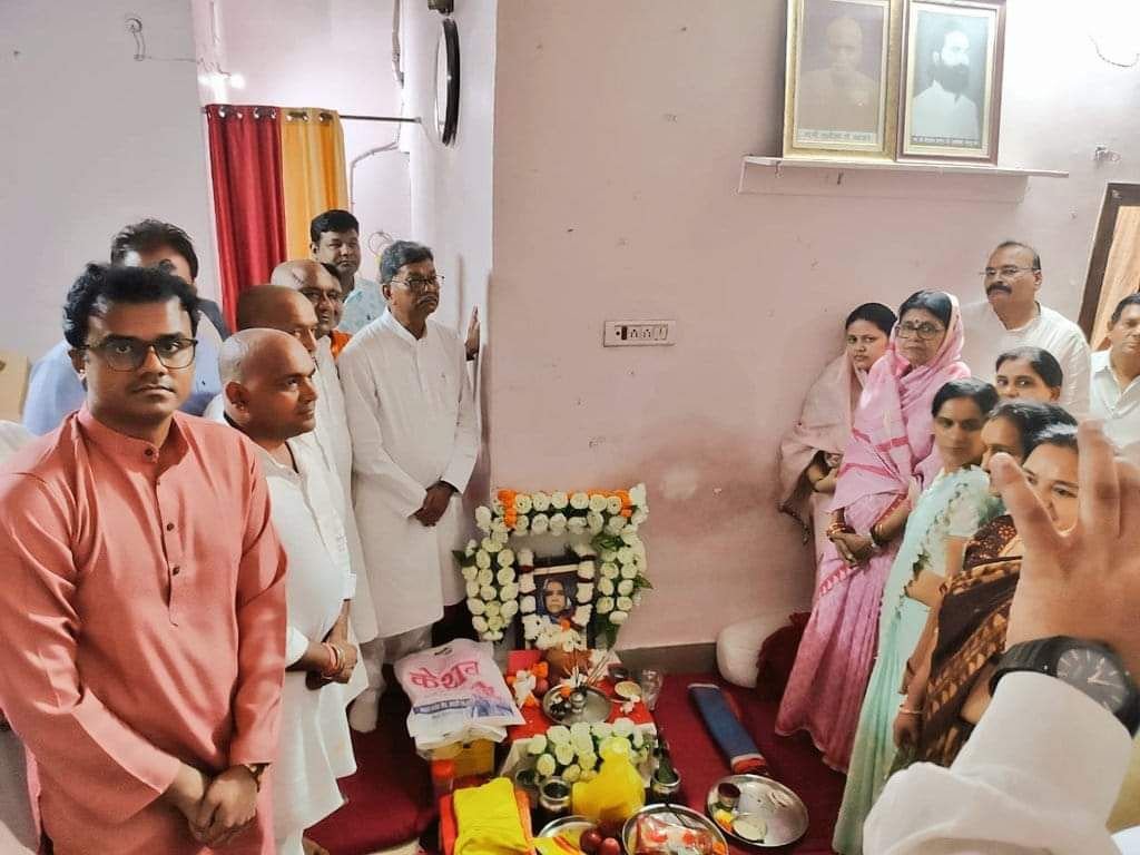 महंत दंपति पहुंचे शक्ति के पप्पू अग्रवाल के निवास पर,माताजी लक्ष्मी अग्रवाल के निधन पर दी सह परिवार पुष्पांजलि,उगेंद्र अग्रवाल पप्पू का महंत परिवार से है वर्षों पुराना गहरा नाता, करीब 2 घंटे अग्रवाल परिवार के साथ बिताए महंत दंपति ने, प्रदेश की अन्य दिग्गज हस्तियों ने भी पहुंच कर दी अपनी श्रद्धांजलि kshititech