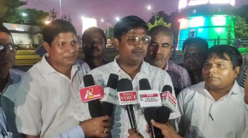 रजिस्ट्री में ई एप्प लागू होने के निर्णय से नाराज स्टाम्प वेंडर,संघ का कहना-ई एप्प लागू होने से रोटी रोटी का संकट हो जाएगा खड़ा, उच्चाधिकारियों से मिले संघ के सदस्य, आश्वासन मिलने के बाद हड़ताल नहीं करने की दी जानकारी रजिस्ट्री में ई एप्प लागू होने के निर्णय से नाराज स्टाम्प वेंडर,संघ का कहना-ई एप्प लागू होने से रोटी रोटी का संकट हो जाएगा खड़ा, उच्चाधिकारियों से मिले संघ के सदस्य, आश्वासन मिलने के बाद हड़ताल नहीं करने की दी जानकारी kshititech