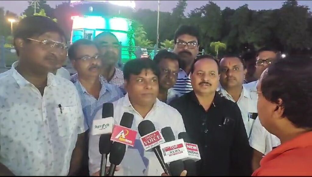 रजिस्ट्री में ई एप्प लागू होने के निर्णय से नाराज स्टाम्प वेंडर,संघ का कहना-ई एप्प लागू होने से रोटी रोटी का संकट हो जाएगा खड़ा, उच्चाधिकारियों से मिले संघ के सदस्य, आश्वासन मिलने के बाद हड़ताल नहीं करने की दी जानकारी रजिस्ट्री में ई एप्प लागू होने के निर्णय से नाराज स्टाम्प वेंडर,संघ का कहना-ई एप्प लागू होने से रोटी रोटी का संकट हो जाएगा खड़ा, उच्चाधिकारियों से मिले संघ के सदस्य, आश्वासन मिलने के बाद हड़ताल नहीं करने की दी जानकारी kshititech