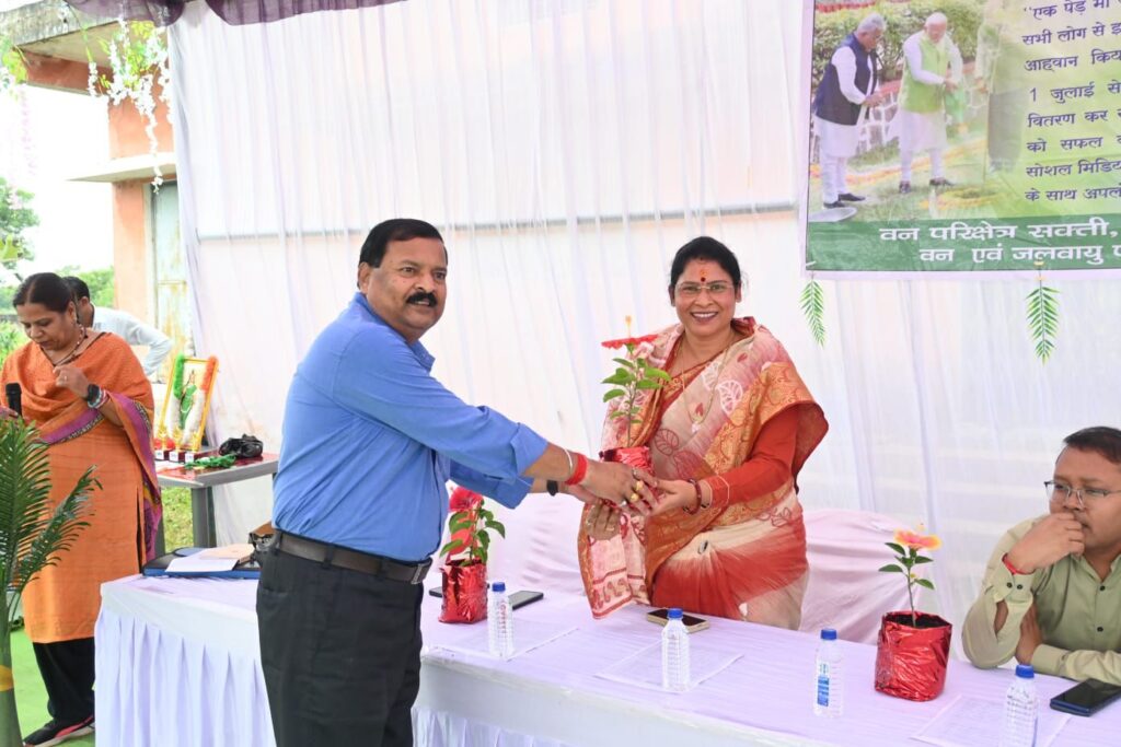 शक्ति कलेक्टर आईएएस टोपनो साहब के मुख्य आतिथ्य में शक्ति के पोरथा गांव में वन मंडलाधिकारी प्रियंका पांडेय के मार्गदर्शन में संपन्न हुआ एक पेड़ मां के नाम कार्यक्रम, जिले के जनप्रतिनिधियों सहित विद्यालय के विद्यार्थियों ने भी करी सहभागिता, वन परिक्षेत्र अधिकारी शक्ति ने किया था आयोजन, विजेता प्रतिभागियों को किया गया सम्मानित शक्ति कलेक्टर आईएएस टोपनो साहब के मुख्य आतिथ्य में शक्ति के पोरथा गांव में वन मंडलाधिकारी प्रियंका पांडेय के मार्गदर्शन में संपन्न हुआ एक पेड़ मां के नाम कार्यक्रम, जिले के जनप्रतिनिधियों सहित विद्यालय के विद्यार्थियों ने भी करी सहभागिता, वन परिक्षेत्र अधिकारी शक्ति ने किया था आयोजन, विजेता प्रतिभागियों को किया गया सम्मानित kshititech