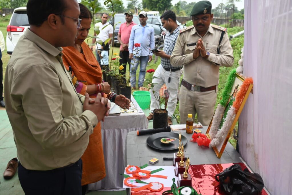 शक्ति कलेक्टर आईएएस टोपनो साहब के मुख्य आतिथ्य में शक्ति के पोरथा गांव में वन मंडलाधिकारी प्रियंका पांडेय के मार्गदर्शन में संपन्न हुआ एक पेड़ मां के नाम कार्यक्रम, जिले के जनप्रतिनिधियों सहित विद्यालय के विद्यार्थियों ने भी करी सहभागिता, वन परिक्षेत्र अधिकारी शक्ति ने किया था आयोजन, विजेता प्रतिभागियों को किया गया सम्मानित शक्ति कलेक्टर आईएएस टोपनो साहब के मुख्य आतिथ्य में शक्ति के पोरथा गांव में वन मंडलाधिकारी प्रियंका पांडेय के मार्गदर्शन में संपन्न हुआ एक पेड़ मां के नाम कार्यक्रम, जिले के जनप्रतिनिधियों सहित विद्यालय के विद्यार्थियों ने भी करी सहभागिता, वन परिक्षेत्र अधिकारी शक्ति ने किया था आयोजन, विजेता प्रतिभागियों को किया गया सम्मानित kshititech