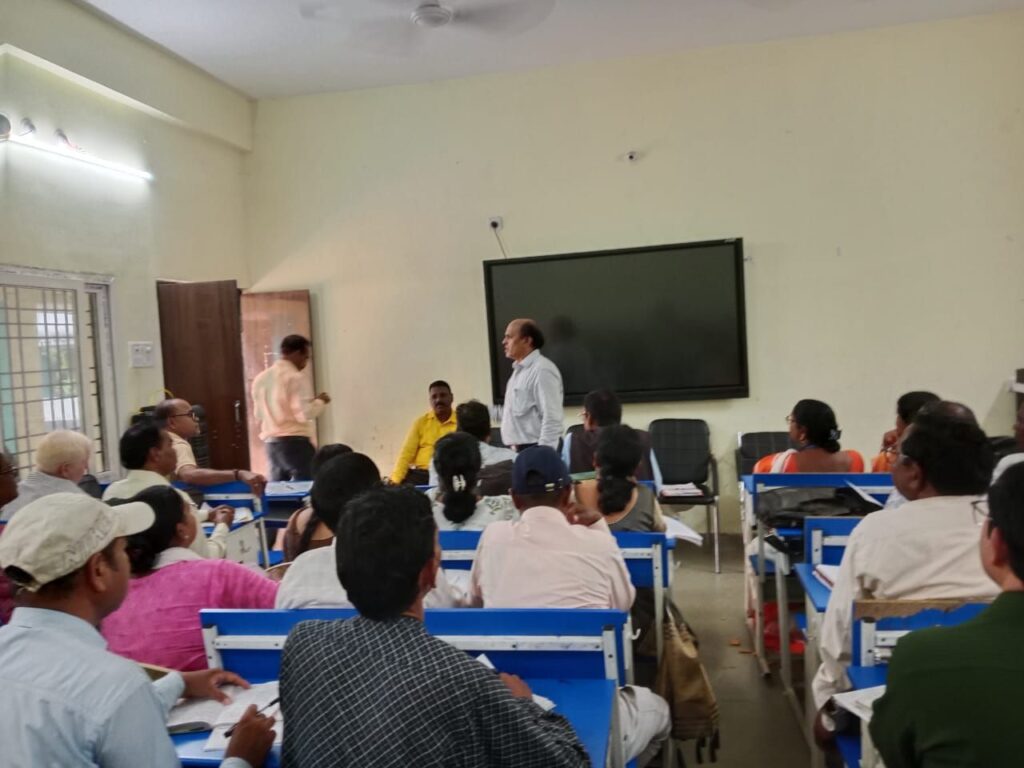 शक्ति जिले के जिला शिक्षा अधिकारी ने जिले के संस्था प्रमुखों एवं संकुल शैक्षिक समन्वयको की ली समीक्षा बैठक,बैठक में सरकारी स्कूलों के संस्था प्रमुख हो रहे शामिल,20 सितंबर को भी दो चरणों में अलग-अलग होगी बैठक, बेहतर परीक्षा परिणाम सहित विभिन्न विषयों पर हो रही गहन चर्चा शक्ति जिले के जिला शिक्षा अधिकारी ने जिले के संस्था प्रमुखों एवं संकुल शैक्षिक समन्वयको की ली समीक्षा बैठक,बैठक में सरकारी स्कूलों के संस्था प्रमुख हो रहे शामिल,20 सितंबर को भी दो चरणों में अलग-अलग होगी बैठक, बेहतर परीक्षा परिणाम सहित विभिन्न विषयों पर हो रही गहन चर्चा kshititech