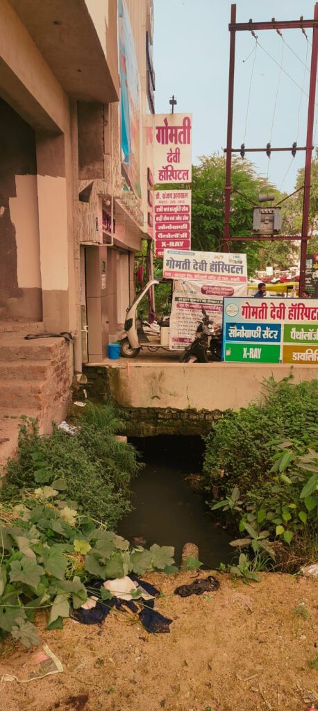 अस्पतालों के सामने खुले नालों से बढ़ा जान का खतरा- भाजपा नेता रामकुमार गबेल एवम गीता गबेल ने लिखी नगर पालिका अध्यक्ष सुषमा को चिट्ठी- शहर के बाराद्वार रोड में निजी अस्पतालों के सामने खुली नाली को शीघ्र मरम्मत करवाने की करी मांग, शहर के और भी स्थानो पर खुले पड़े हैं नाले एवं नालियां अस्पतालों के सामने खुले नालों से बढ़ा जान का खतरा- भाजपा नेता रामकुमार गबेल एवम गीता गबेल ने लिखी नगर पालिका अध्यक्ष सुषमा को चिट्ठी- शहर के बाराद्वार रोड में निजी अस्पतालों के सामने खुली नाली को शीघ्र मरम्मत करवाने की करी मांग, शहर के और भी स्थानो पर खुले पड़े हैं नाले एवं नालियां kshititech
