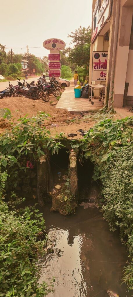 अस्पतालों के सामने खुले नालों से बढ़ा जान का खतरा- भाजपा नेता रामकुमार गबेल एवम गीता गबेल ने लिखी नगर पालिका अध्यक्ष सुषमा को चिट्ठी- शहर के बाराद्वार रोड में निजी अस्पतालों के सामने खुली नाली को शीघ्र मरम्मत करवाने की करी मांग, शहर के और भी स्थानो पर खुले पड़े हैं नाले एवं नालियां अस्पतालों के सामने खुले नालों से बढ़ा जान का खतरा- भाजपा नेता रामकुमार गबेल एवम गीता गबेल ने लिखी नगर पालिका अध्यक्ष सुषमा को चिट्ठी- शहर के बाराद्वार रोड में निजी अस्पतालों के सामने खुली नाली को शीघ्र मरम्मत करवाने की करी मांग, शहर के और भी स्थानो पर खुले पड़े हैं नाले एवं नालियां kshititech