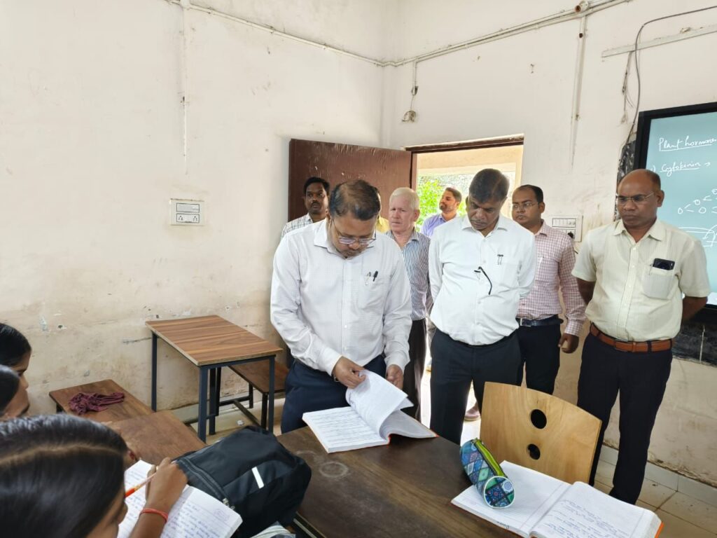 जिले के मुखिया का तूफानी दौरा- शक्ति कलेक्टर टोपनो साहब ने किया जिले के सरकारी दफ्तरों एवं आंगनबाड़ी केंद्रों का निरीक्षण, कलेक्टर के निर्देश पर अधिकारी भी पहुंचे कार्यालयो में, 15 अक्टूबर तक लिए जाएंगे अस्थायी फटका लाइसेंस नवीनीकरण के आवेदन, अस्पतालों के अनुपस्थित कर्मचारियों को कटेगी नोटिस जिले के मुखिया का तूफानी दौरा- शक्ति कलेक्टर टोपनो साहब ने किया जिले के सरकारी दफ्तरों एवं आंगनबाड़ी केंद्रों का निरीक्षण, कलेक्टर के निर्देश पर अधिकारी भी पहुंचे कार्यालयो में, 15 अक्टूबर तक लिए जाएंगे अस्थायी फटका लाइसेंस नवीनीकरण के आवेदन, अस्पतालों के अनुपस्थित कर्मचारियों को कटेगी नोटिस kshititech