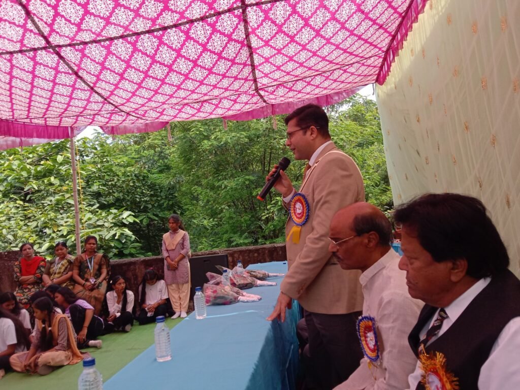 शक्ति के एम एल जैन इंग्लिश मीडियम स्कूल में हुआ शिक्षक दिवस सम्मान समारोह, विद्यालय के छात्र देवेंद्र पटेल ने दिया विद्यालय के लिए डेढ़ लाख रुपए का फर्नीचर,वरिष्ठ शिक्षकों का भी हुआ सम्मान,सकती के ADJ प्रशांत शिवहरे रहे मुख्य अतिथि शक्ति के एम एल जैन इंग्लिश मीडियम स्कूल में हुआ शिक्षक दिवस सम्मान समारोह, विद्यालय के छात्र देवेंद्र पटेल ने दिया विद्यालय के लिए डेढ़ लाख रुपए का फर्नीचर,वरिष्ठ शिक्षकों का भी हुआ सम्मान,सकती के ADJ प्रशांत शिवहरे रहे मुख्य अतिथि kshititech