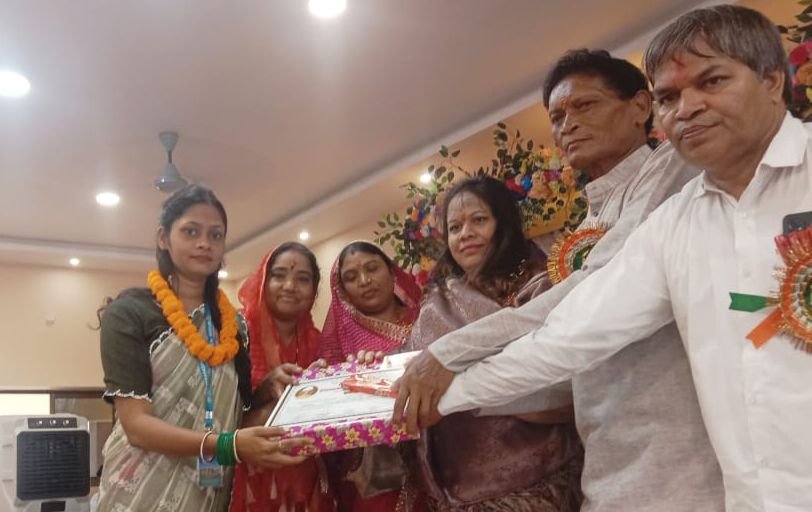 चंद्रहासिनी विद्यापीठ की गौरव टीचर- सर्वश्रेष्ठ शिक्षिका सम्मान से नवाजी गई चंद्रहासिनी विद्यापीठ की शिक्षिका, विद्यालय प्रबंधन ने भी दी बधाई, शिक्षा के क्षेत्र में उत्कृष्ट कार्यो के साथ अमूल्य योगदान है सीता नायक का चंद्रहासिनी विद्यापीठ की गौरव टीचर- सर्वश्रेष्ठ शिक्षिका सम्मान से नवाजी गई चंद्रहासिनी विद्यापीठ की शिक्षिका, विद्यालय प्रबंधन ने भी दी बधाई, शिक्षा के क्षेत्र में उत्कृष्ट कार्यो के साथ अमूल्य योगदान है सीता नायक का kshititech