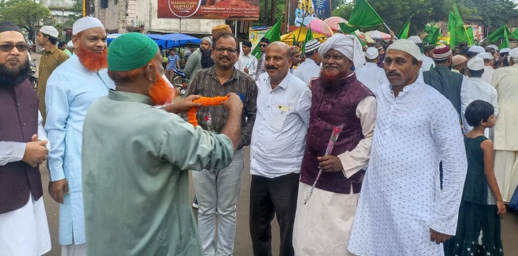 शक्ति के भाजपाइयों ने भी किया मुस्लिम समाज के जुलूस का स्वागत,शक्ति शहर में मुस्लिम समाज ने ईद मिलादुन्नबी का पर्व मनाया हर्षोल्लास के साथ, पैगंबर मोहम्मद के जन्मदिन को मनाया बड़े पर्व के रूप में, मंडल अध्यक्ष अनूप अग्रवाल ने गले मिलकर दी बधाई शक्ति के भाजपाइयों ने भी किया मुस्लिम समाज के जुलूस का स्वागत,शक्ति शहर में मुस्लिम समाज ने ईद मिलादुन्नबी का पर्व मनाया हर्षोल्लास के साथ, पैगंबर मोहम्मद के जन्मदिन को मनाया बड़े पर्व के रूप में, मंडल अध्यक्ष अनूप अग्रवाल ने गले मिलकर दी बधाई kshititech