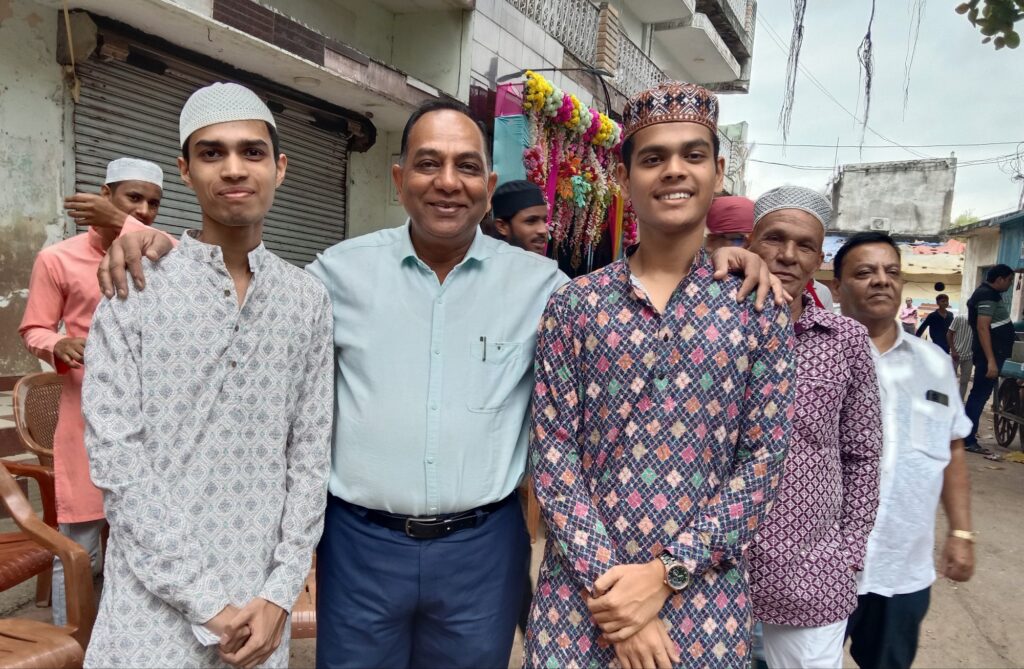 शक्ति के भाजपाइयों ने भी किया मुस्लिम समाज के जुलूस का स्वागत,शक्ति शहर में मुस्लिम समाज ने ईद मिलादुन्नबी का पर्व मनाया हर्षोल्लास के साथ, पैगंबर मोहम्मद के जन्मदिन को मनाया बड़े पर्व के रूप में, मंडल अध्यक्ष अनूप अग्रवाल ने गले मिलकर दी बधाई शक्ति के भाजपाइयों ने भी किया मुस्लिम समाज के जुलूस का स्वागत,शक्ति शहर में मुस्लिम समाज ने ईद मिलादुन्नबी का पर्व मनाया हर्षोल्लास के साथ, पैगंबर मोहम्मद के जन्मदिन को मनाया बड़े पर्व के रूप में, मंडल अध्यक्ष अनूप अग्रवाल ने गले मिलकर दी बधाई kshititech