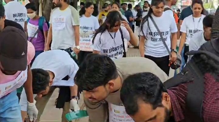 सब इंस्पेक्टर परीक्षा के अभ्यर्थियों का प्रदर्शन अनोखे अंदाज में- रायपुर के मरीन ड्राइव तेलीबांधा तालाब में झाड़ू लगाकर स्वच्छता अभियान चला परीक्षा परिणाम जारी करने कर रहे मांग सब इंस्पेक्टर परीक्षा के अभ्यर्थियों का प्रदर्शन अनोखे अंदाज में- रायपुर के मरीन ड्राइव तेलीबांधा तालाब में झाड़ू लगाकर स्वच्छता अभियान चला परीक्षा परिणाम जारी करने कर रहे मांग kshititech