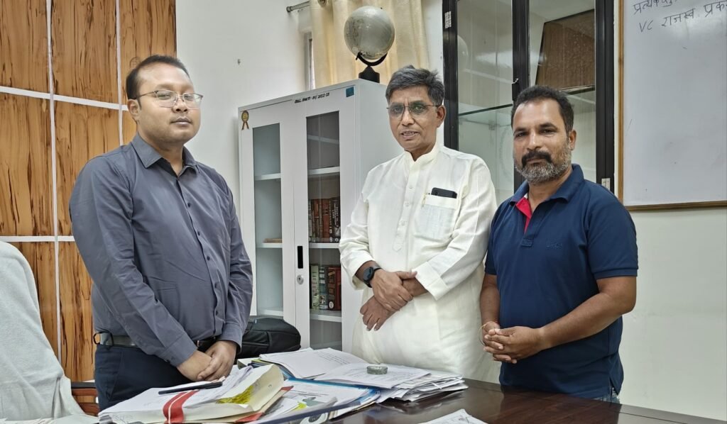 पूर्व मंत्री नोबेल कुमार वर्मा ने करी शक्ति कलेक्टर से मुलाकात- शक्ति शहर के बाराद्वार रोड में नालियों पर अवैध अतिक्रमण एवं पानी निकास की समस्या पर करी चिंता व्यक्त, पूर्व मंत्री ने नगरीय प्रशासन मंत्री को भी लिखा है पत्र, कचहरी चौक से टेलीफोन एक्सचेंज तक सड़कों पर पानी भरने से परेशान है शहर वासी kshititech