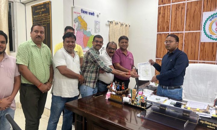 आर्थिक मंदी के दौर से गुजर रहे शक्ति जिले के राइस मिलर- जिले के कलेक्टर एवं क्षेत्रीय सांसद से मिलकर बताई पीड़ा, राइस मिलरो ने कहा^ सीएमआर कार्य में हो रही परेशानियों का त्वरित निरीकरण,लंबित भुगतान की प्रक्रिया हो प्रारंभ,वर्ना बंद होने की कगार पर आ जाएंगी जिले की राइस मिले, शक्ति के रेक पॉइंट एवं संग्रहण केंद्र को पुनः प्रारंभ करने की की गई बड़ी मांग आर्थिक मंदी के दौर से गुजर रहे शक्ति जिले के राइस मिलर- जिले के कलेक्टर एवं क्षेत्रीय सांसद से मिलकर बताई पीड़ा, राइस मिलरो ने कहा^ सीएमआर कार्य में हो रही परेशानियों का त्वरित निरीकरण,लंबित भुगतान की प्रक्रिया हो प्रारंभ,वर्ना बंद होने की कगार पर आ जाएंगी जिले की राइस मिले, शक्ति के रेक पॉइंट एवं संग्रहण केंद्र को पुनः प्रारंभ करने की की गई बड़ी मांग kshititech