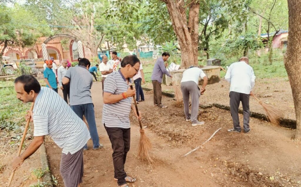 अस्पताल को स्वच्छ बनाने की पहल- नगर पालिका प्रशासन ने शक्ति के सरकारी अस्पताल में भाजपा के साथ मिलकर चलाया स्वच्छता ही सेवा अभियान, नगर पालिका सीएमओ सहित भाजपा नेताओं ने लगाई झाड़ू, ब्लॉक मेडिकल ऑफिसर राठौर सहित अस्पताल की टीम भी रही मौजूद अस्पताल को स्वच्छ बनाने की पहल- नगर पालिका प्रशासन ने शक्ति के सरकारी अस्पताल में भाजपा के साथ मिलकर चलाया स्वच्छता ही सेवा अभियान, नगर पालिका सीएमओ सहित भाजपा नेताओं ने लगाई झाड़ू, ब्लॉक मेडिकल ऑफिसर राठौर सहित अस्पताल की टीम भी रही मौजूद kshititech